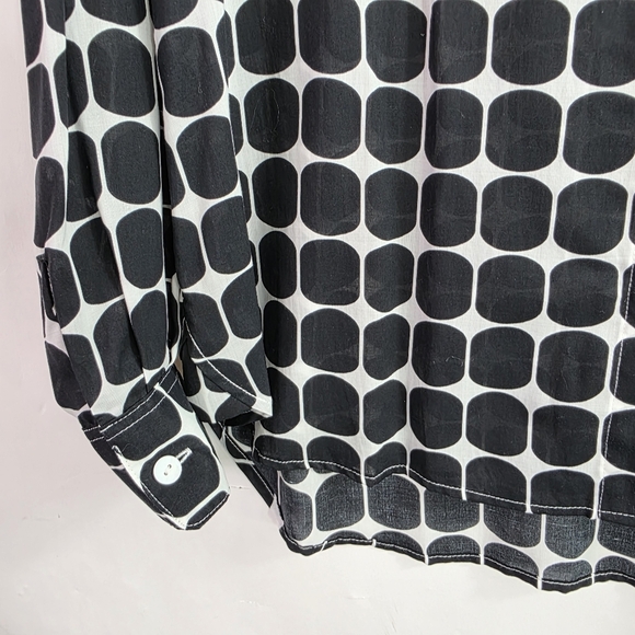 Foxcroft Geometric Print Roll Tab Sleeve Button Up wrinkle free  Blouse - Picture 10 of 11
